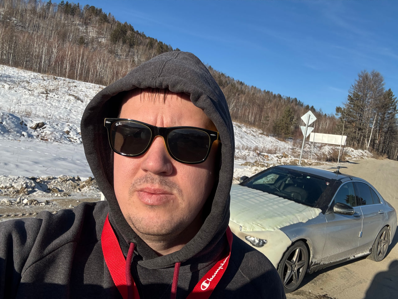 Дмитрий с автомобилем на зимней трассе